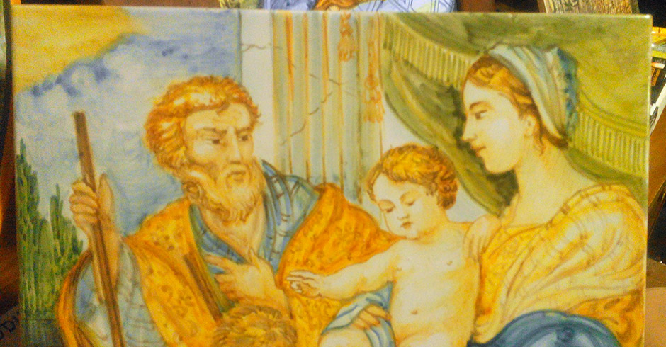 Piastra maiolicata raffigurante la sacra famiglia.