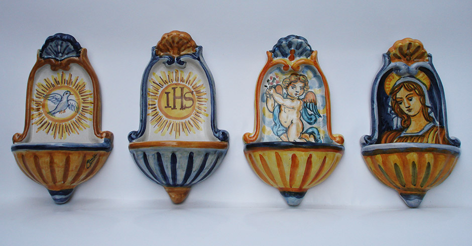 Acquasantiere con simboli sacri colomba, IHS, angelo, Madonna.