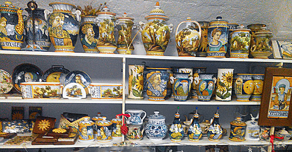 Ceramiche miste con decori diversi.
